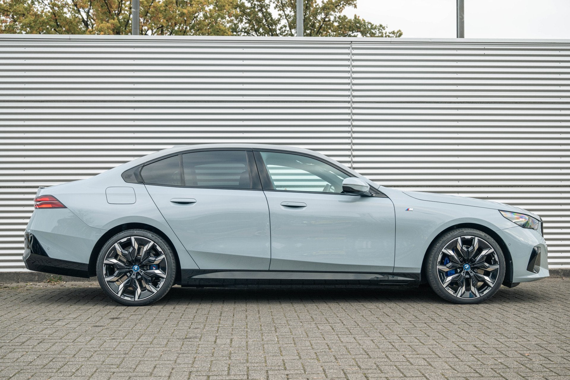 BMW 5 Serie 550e xDrive M Sport Automaat / Trekhaak / Adapti, Auto's, Automaat, Dealer onderhouden, Stoelverwarming, Gebruikt