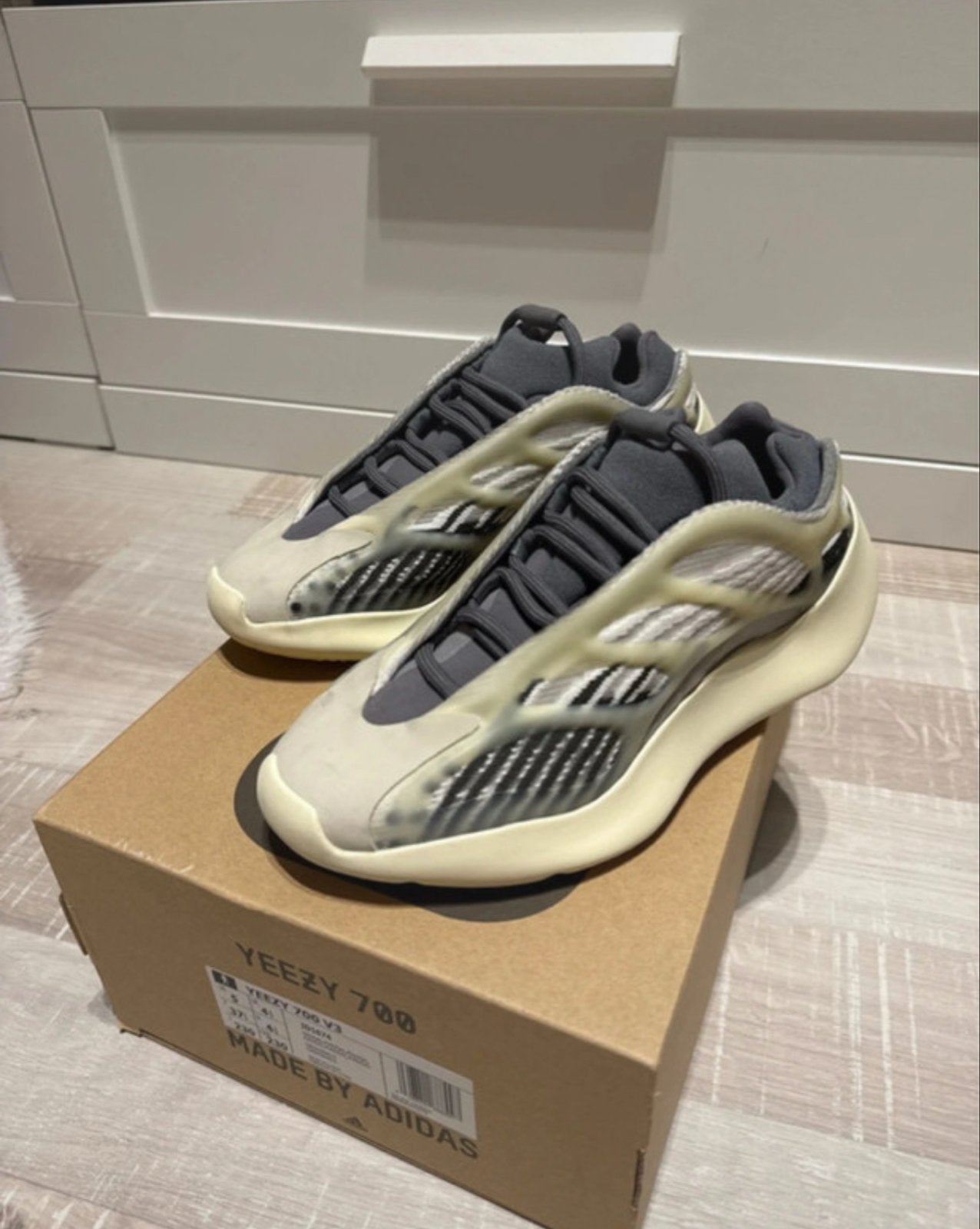 Yeezy 700 V3 Azael - Glow in the dark - Maat 37 1/3, Ophalen of Verzenden, Zo goed als nieuw, Overige kleuren, Sneakers of Gympen