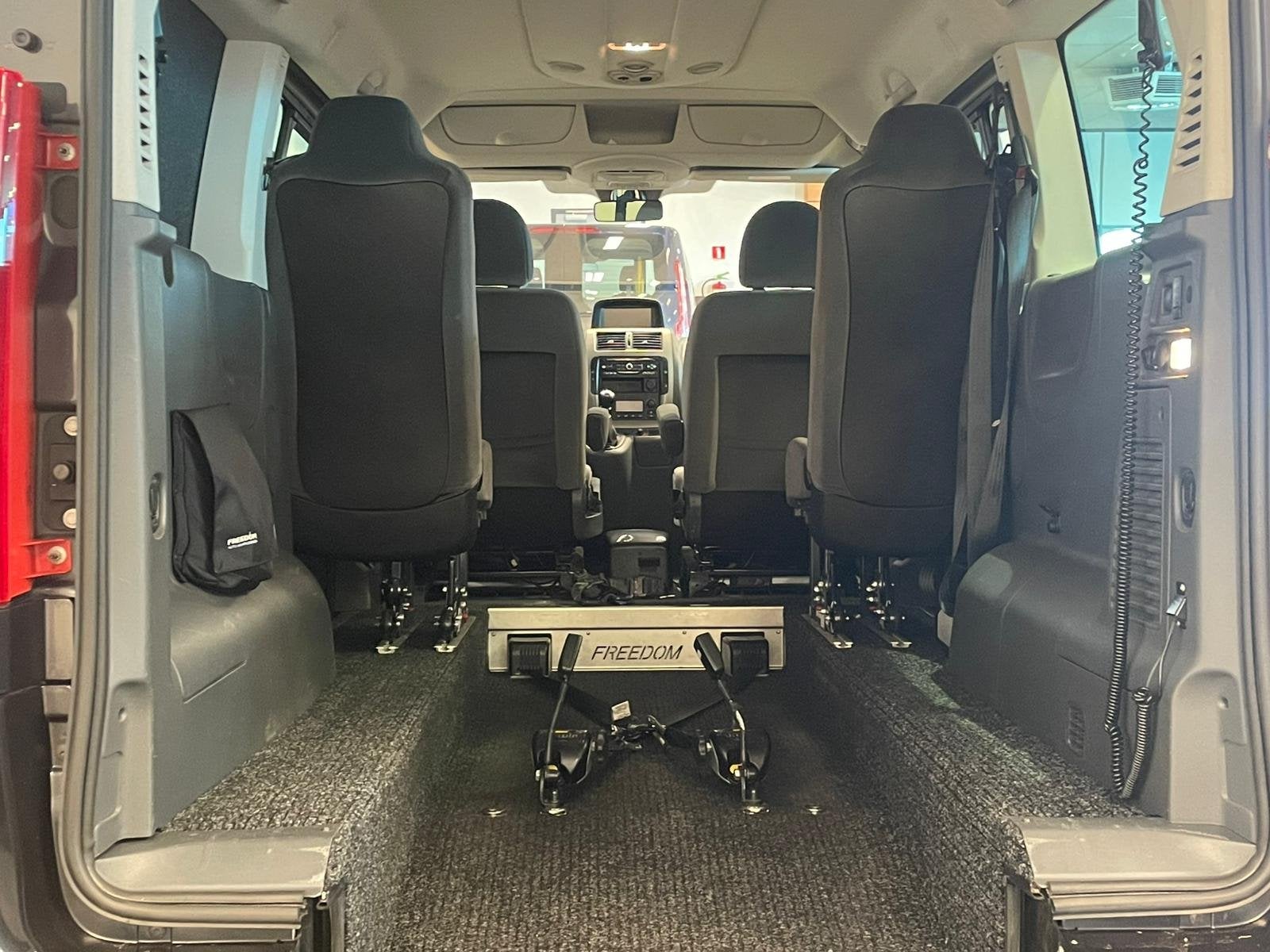 Citroen Jumpy L2H1 Rolstoelbus 4+1 XXL-Ombouw 150cm, Auto's, Gebruikt, 4 cilinders, 4 stoelen, Zwart