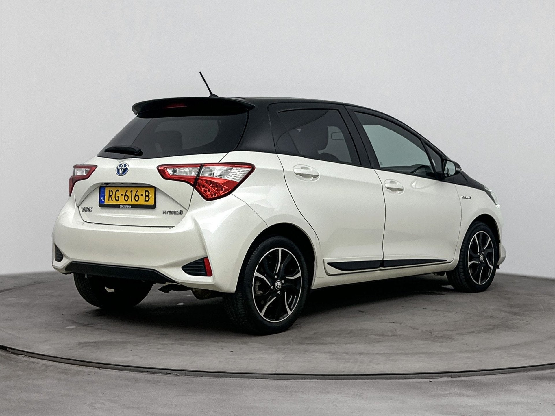 Toyota Yaris 1.5 Hybrid Bi-Tone | Lichtmetalen Velgen | Mist, Auto's, Gebruikt, 4 cilinders, Origineel Nederlands, Bedrijf