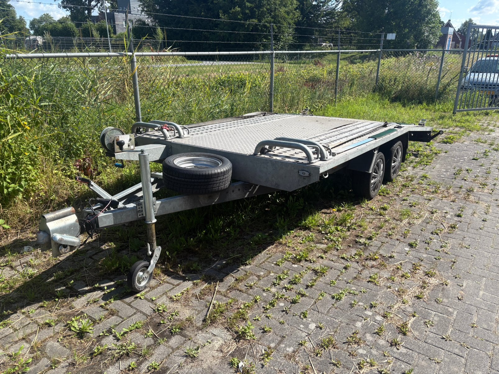 Autoambulance 2023 met 2030 kg laadvermogen, Ophalen, Zo goed als nieuw