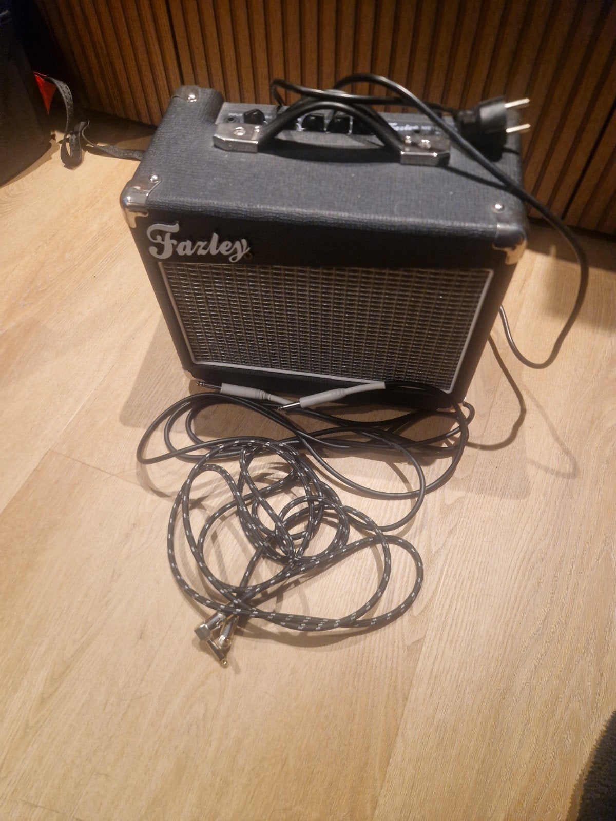 Fazley gitaar box met 2 kabels, Ophalen