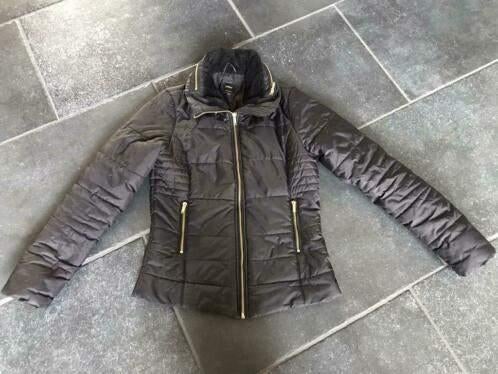 Nieuwe zwarte Only winterjas met gouden ritsen maat XS, Only, Zwart, Nieuw, Ophalen of Verzenden