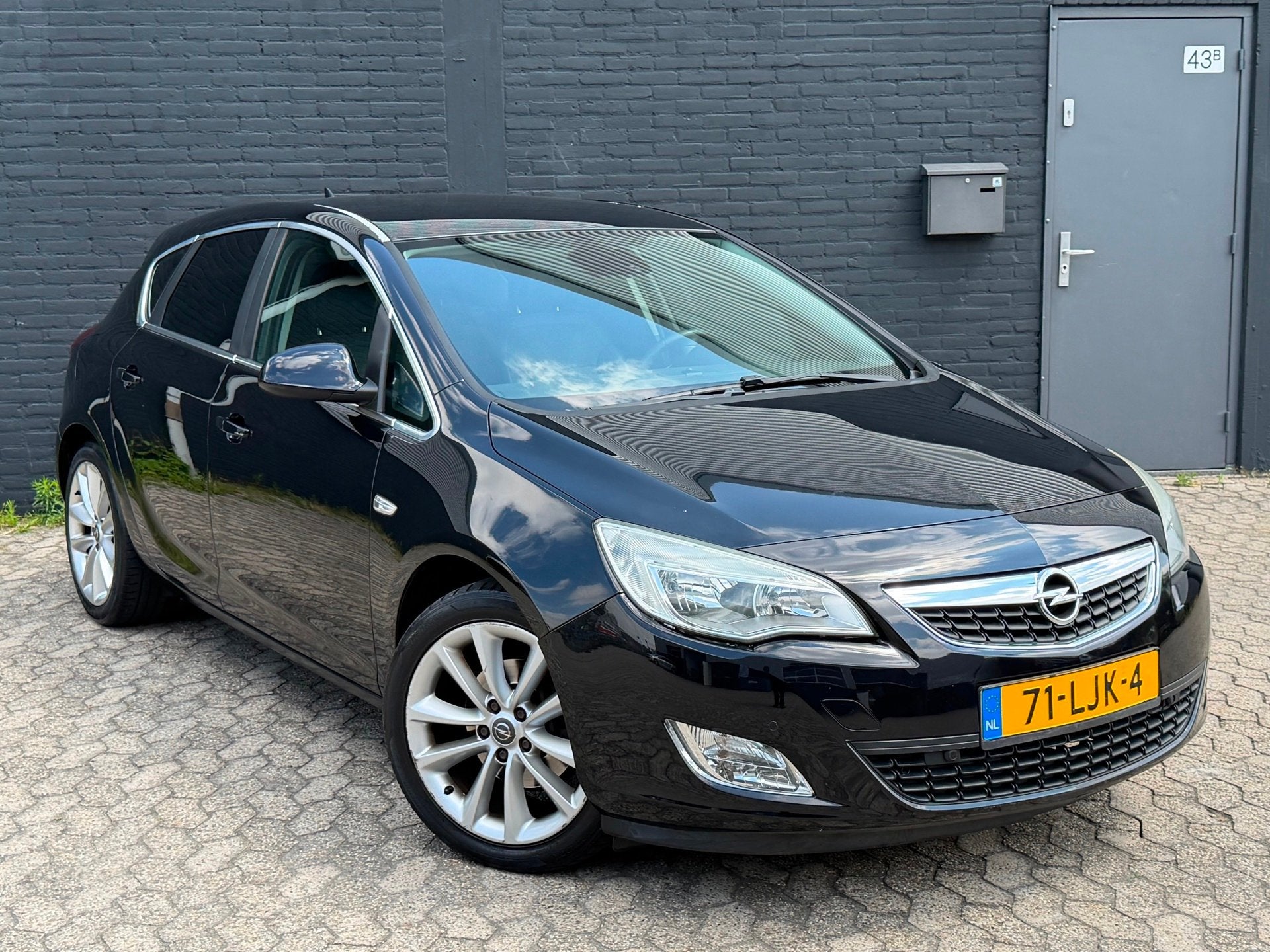 Opel Astra 1.6 Turbo Cosmo|NAVI|LEER|CLIMA|NAP|APK, Auto's, Euro 5, 730 kg, Gebruikt, 4 cilinders