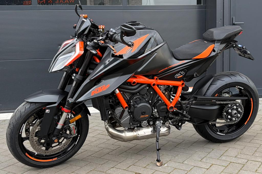 KTM SuperDuke 1290 R Gen3 | Nieuwstaat | Bomvol Powerparts, 2 cilinders, Motorrijbewijs A, Cruise Control, Particulier