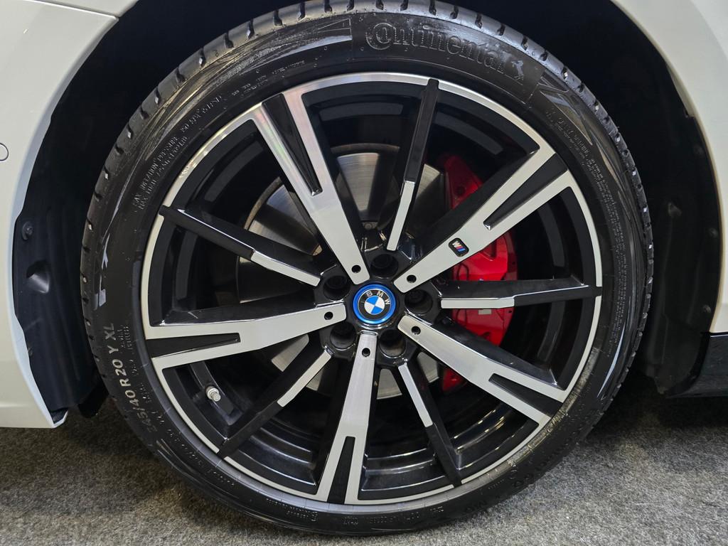 BMW 5-serie 550e xDrive M Sport Pro Innovatie Pano HUD Carbo, Auto's, Automaat, Gebruikt, 2000 kg, Wit