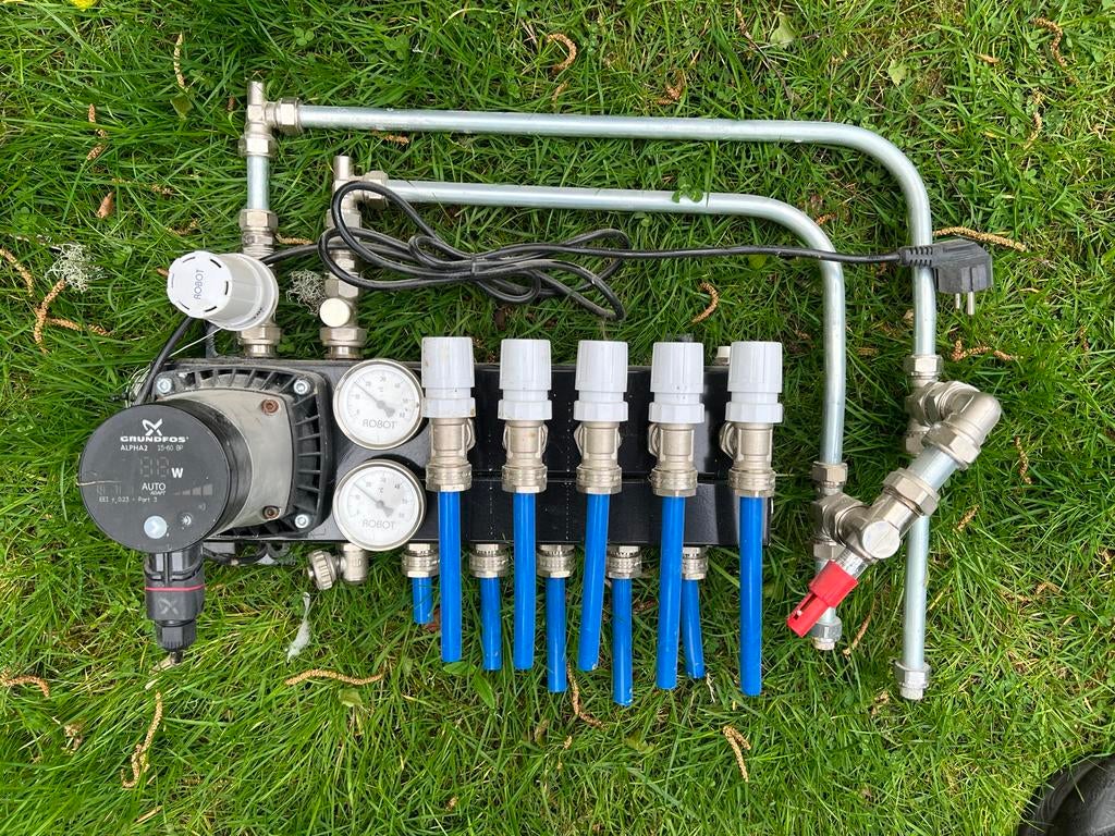 Grundfos ALPHA2 15-60 BP Circulatiepomp met verdeler, Doe-het-zelf en Verbouw, Ophalen, Gebruikt, Minder dan 30 cm, Overige typen