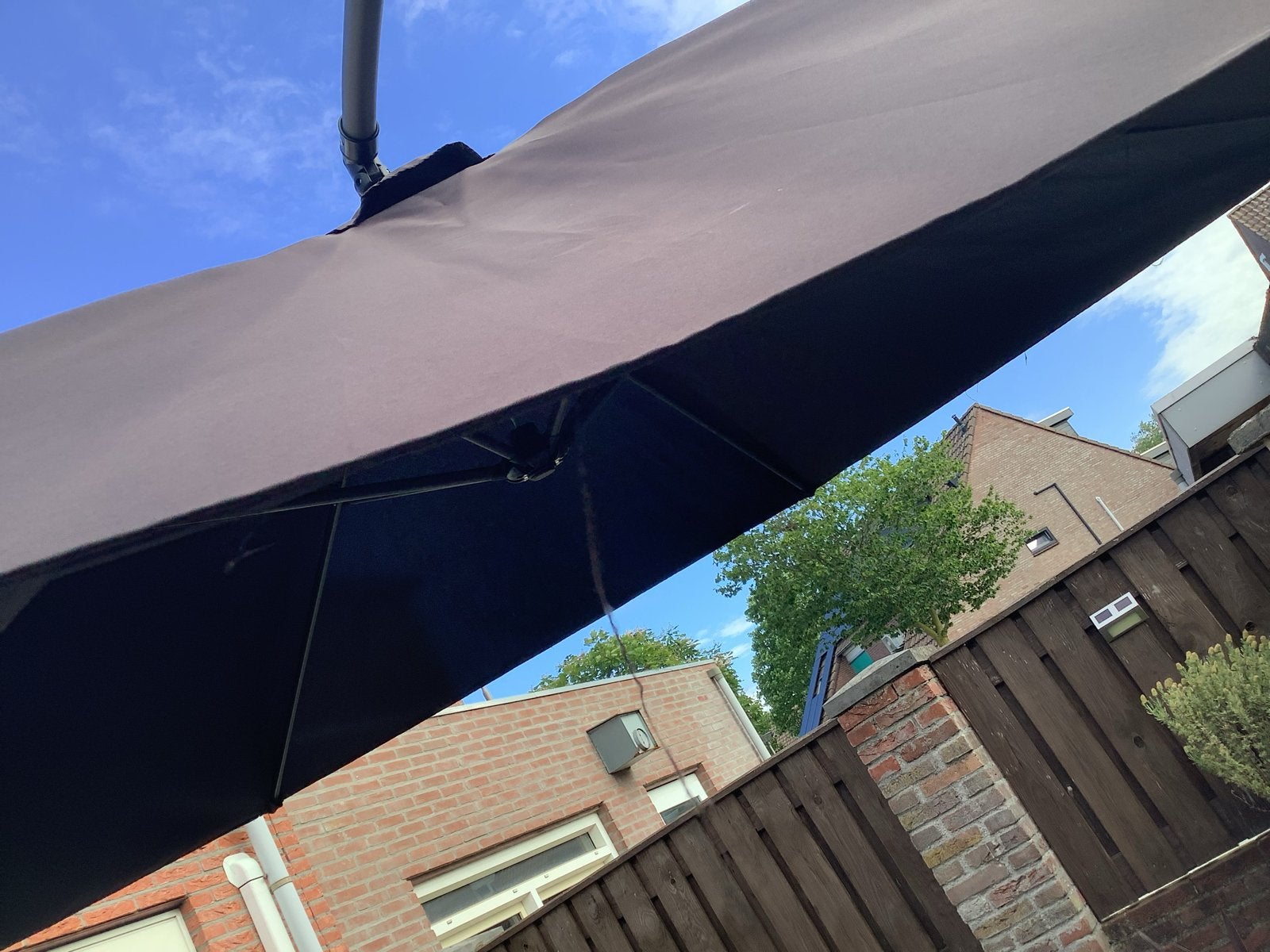 Zweefparasol - Bruin/Zwart - Kantelbaar en Verstelbaar, Tuin en Terras, Parasols, Ophalen, Gebruikt, Kantelbaar, 2 tot 3 meter