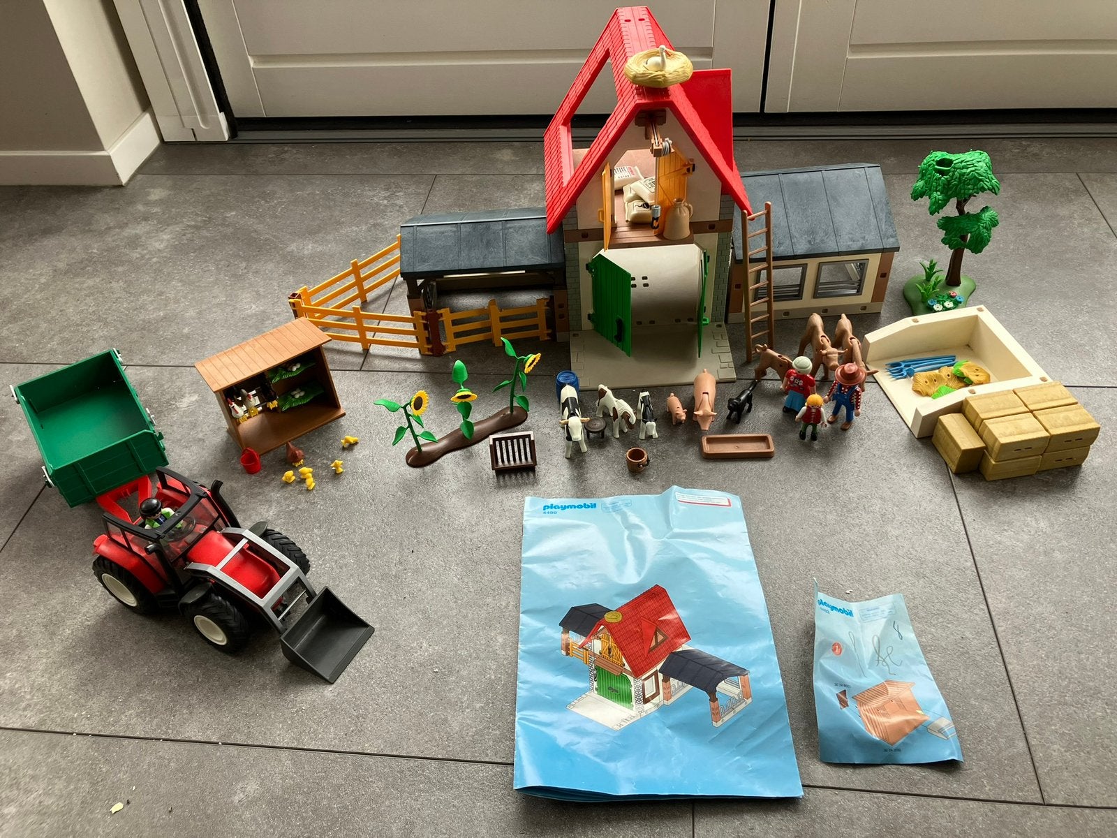 Playmobil boerderij 4490 met tractor en aanhanger 4496, Ophalen of Verzenden, Gebruikt, Complete set