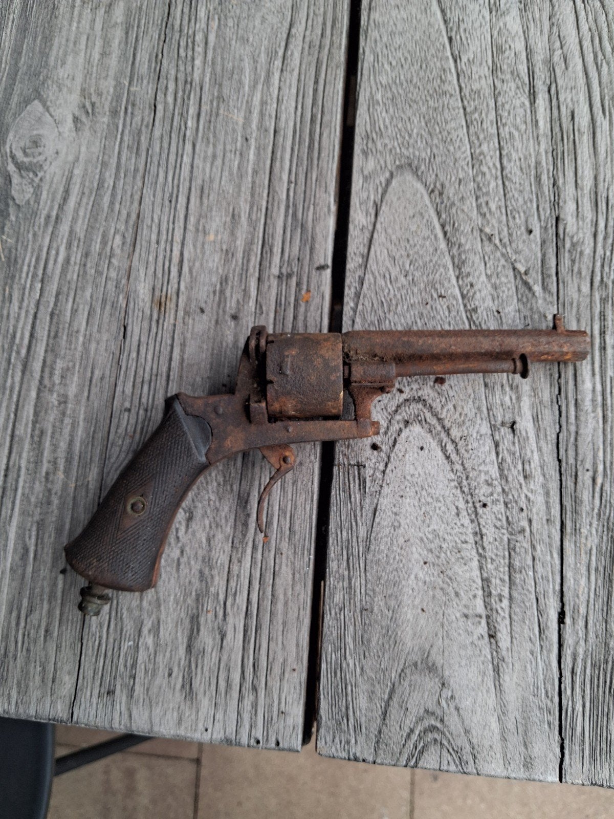 Oude roestige revolver - bodemvondst, Ophalen of Verzenden, Overige soorten, Overige gebieden, Overige typen
