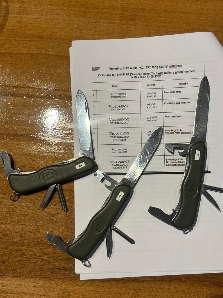 4 Nederlandse leger zakmessen Victorinox model 1993 en 2010, Verzamelen, Ophalen of Verzenden, Landmacht, Nederland