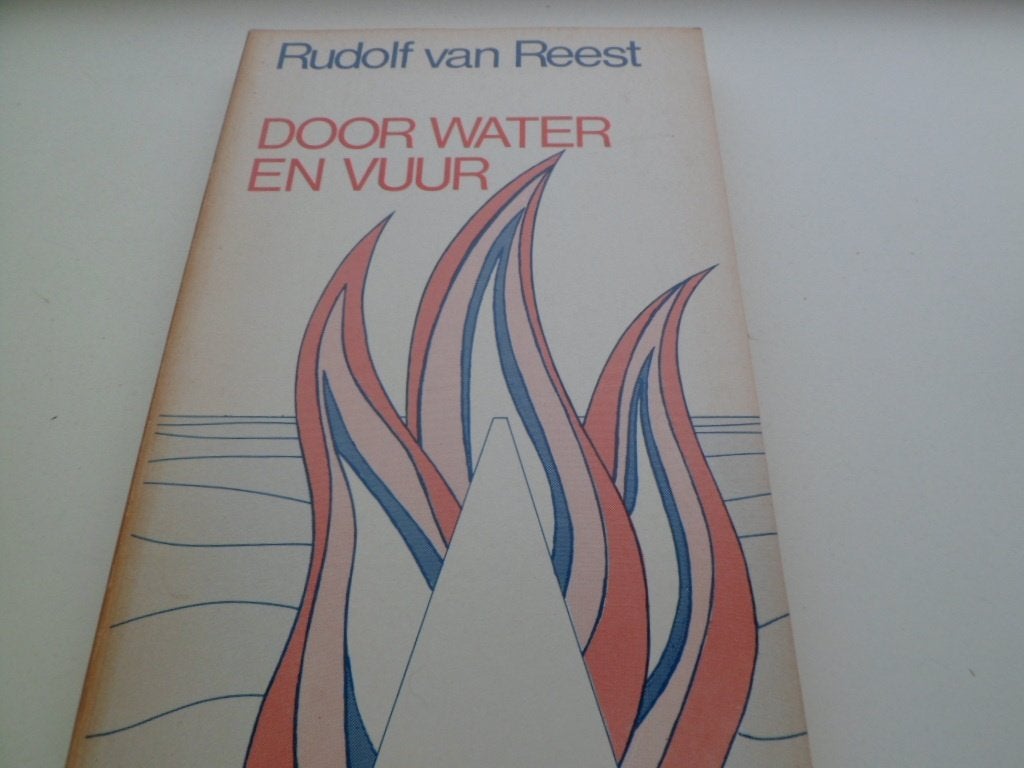 Door water en vuur, een verhaal uit de bezettingstijd - R. V, Boeken, Ophalen of Verzenden, Tweede Wereldoorlog, Gelezen, Algemeen