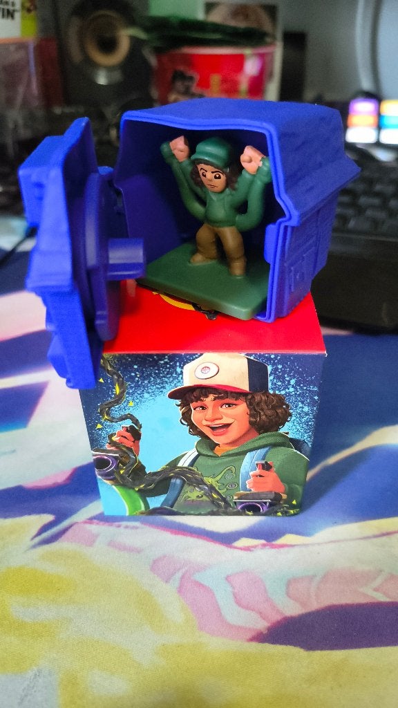 McDonald's Stranger Things - Dustin (30211-06 E) + doos, Ophalen of Verzenden, Zo goed als nieuw
