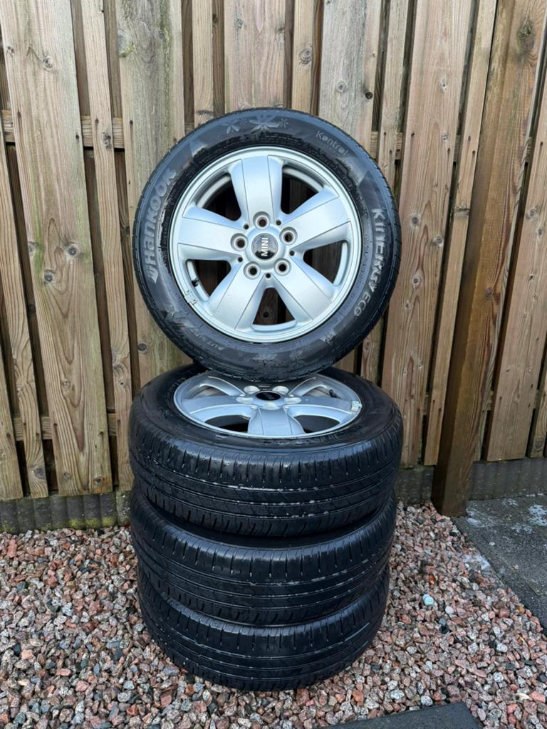 Mini cooper 15 inch velgen en banden Hankook Kinergy, Auto-onderdelen, Banden en Velgen, Ophalen, Gebruikt, 15 inch, 175 mm