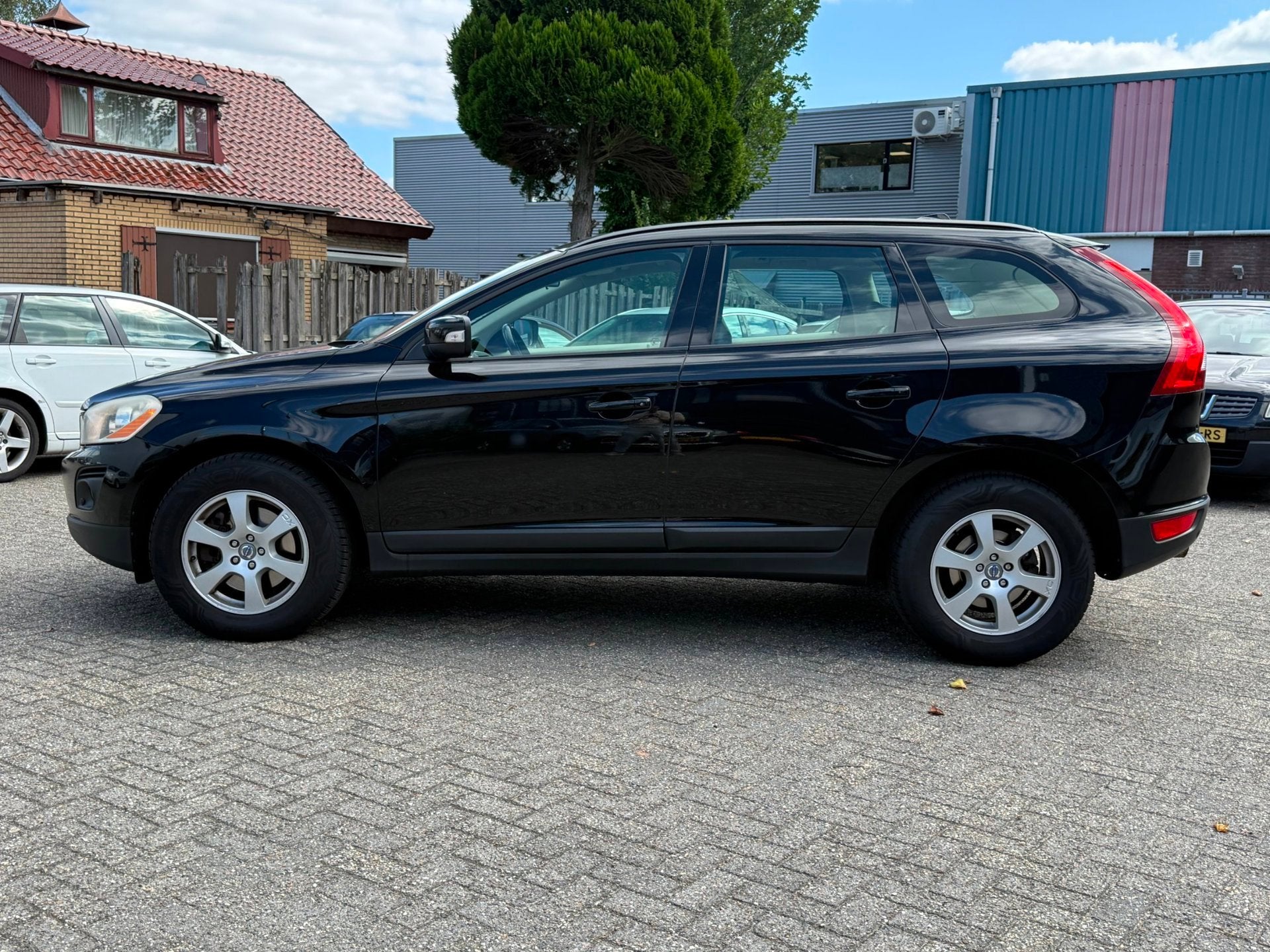 Volvo XC60 2.4D Kinetic PANO/NAVI INRUILKOOPJE!, Leder en Stof, Zwart, Bedrijf, Onderhoudsboekje