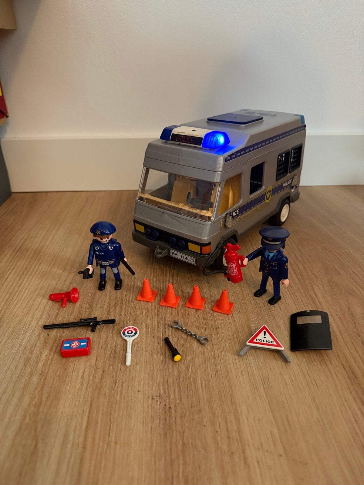 Playmobil 4023 Politiebus met agenten en accessoires, Gebruikt, Complete set, Voertuig, Ophalen of Verzenden