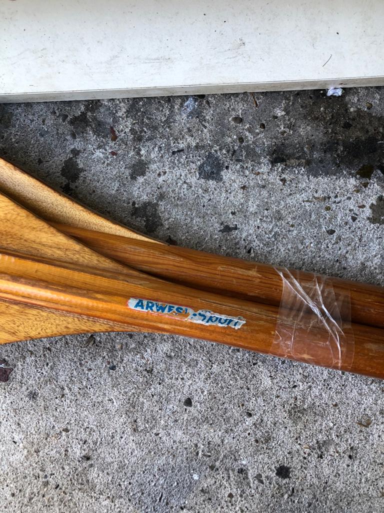 Twee antieke houten peddels - decoratief, Ophalen of Verzenden, Gebruikt, Enkelbladige peddel