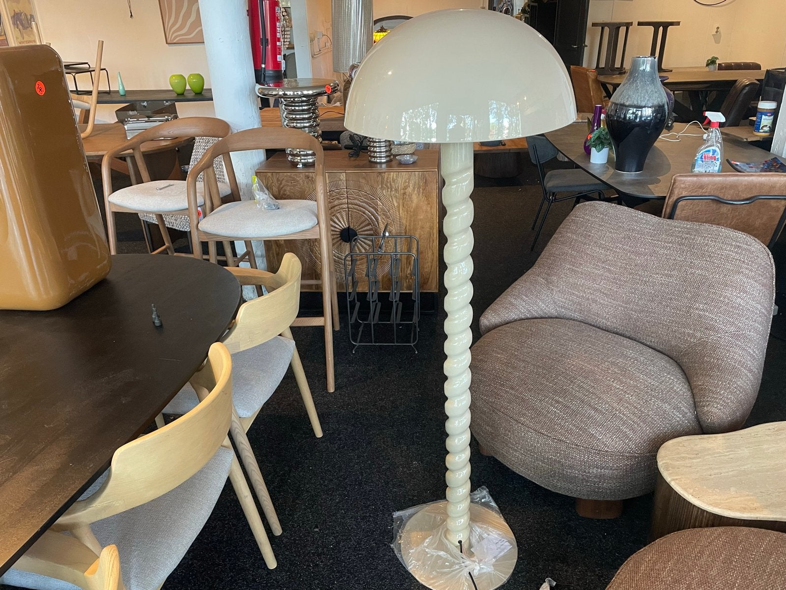Luox Vloerlamp 160cm Beige - Stijlvolle Spiraalvoet, Ophalen, Nieuw, E27 (groot), Metaal