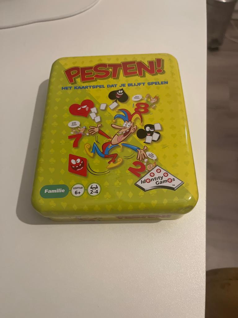 Pesten! Het kaartspel dat je blijft spelen (compleet), Drie of vier spelers, Ophalen of Verzenden, Zo goed als nieuw