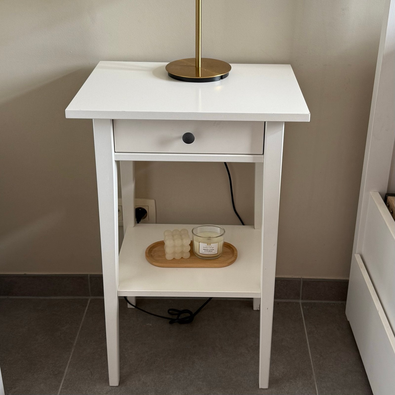 Wit nachtkastje met lade en open vak, Ophalen, Minder dan 55 cm, Gebruikt, 60 cm of meer