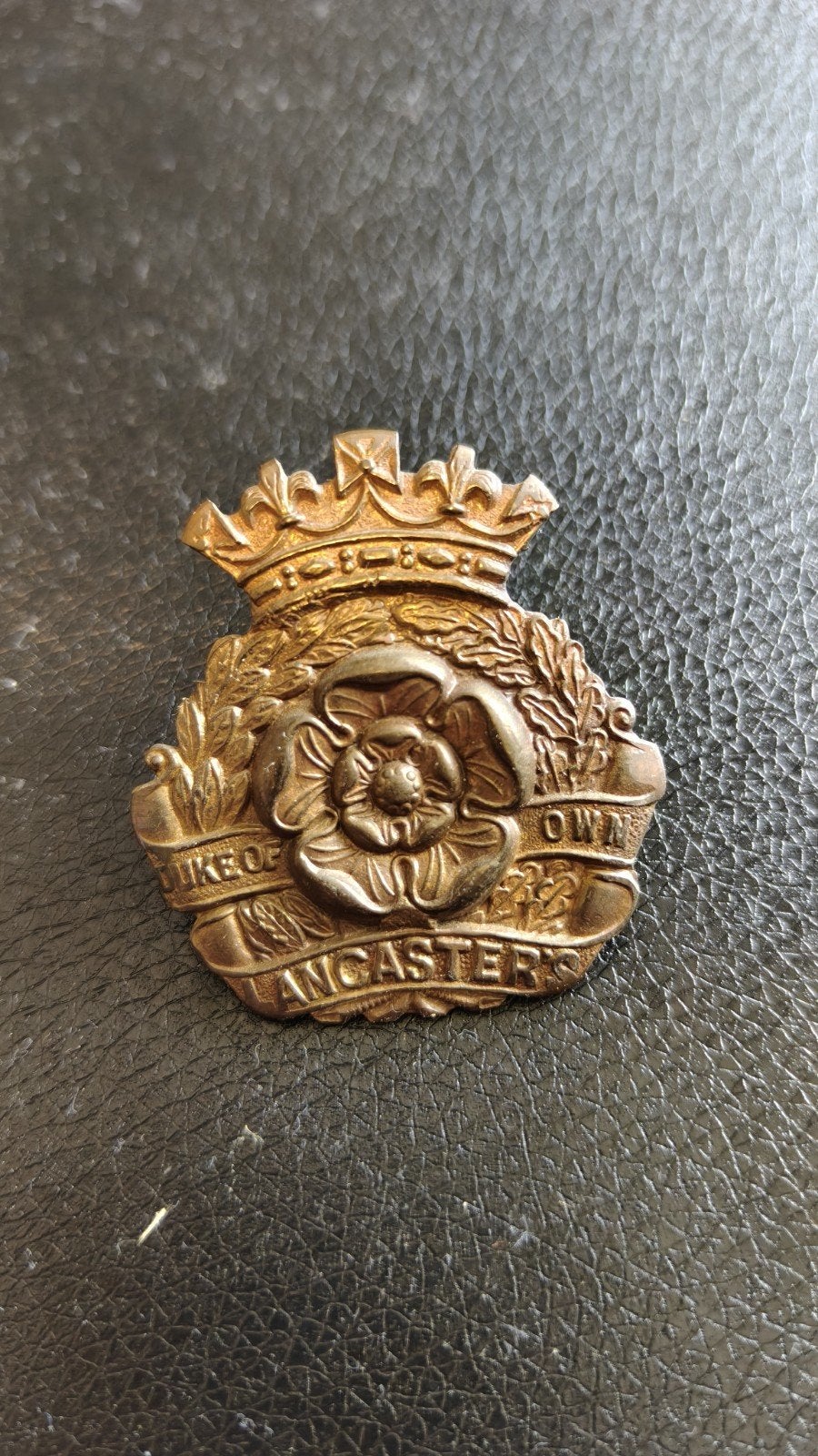 Originele WW2 capbadge Lancashire Yeomanry, Holland., Ophalen of Verzenden, Landmacht, Engeland, Embleem of Badge