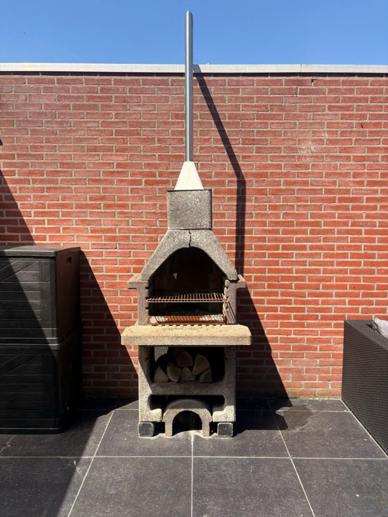 Betonnen buitenhaard / BBQ met schoorsteen met rooster, Ophalen, Gebruikt, Met accessoires