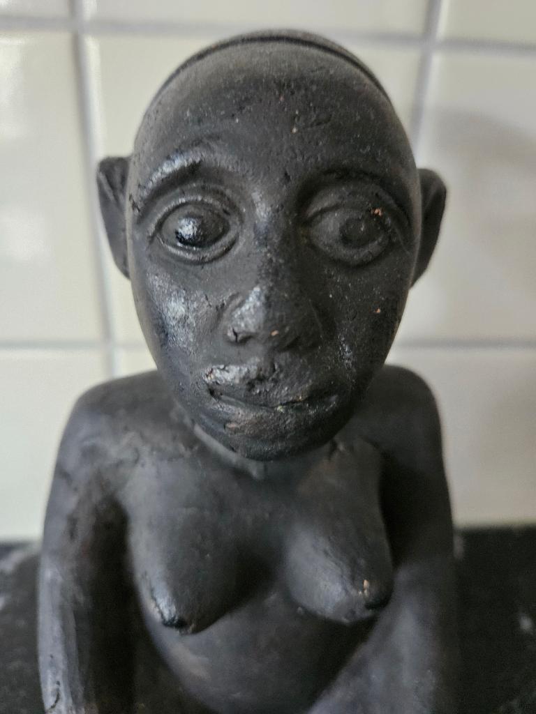 Afrikaanse vrouw met volle borsten keramiek, Ophalen of Verzenden, Steen of Keramiek, Beeld