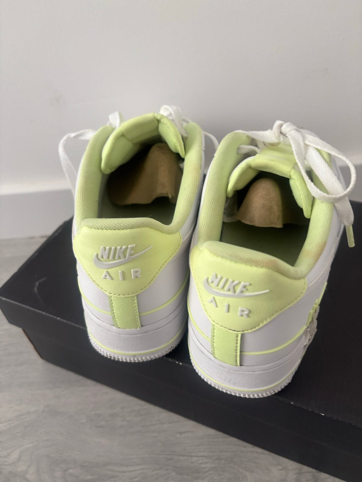 Nike Air Force 1 '07 LX Wit/Neon Groen - Maat 43, Kleding | Dames, Schoenen, Ophalen of Verzenden, Zo goed als nieuw, Wit, Sneakers of Gympen