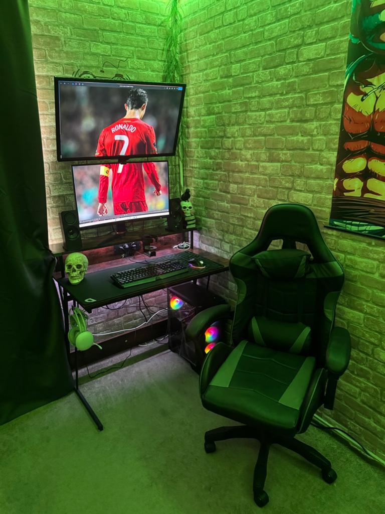 Complete Gaming Setup: PC, 2 Schermen, Bureau & Stoel, Ophalen, 32 GB, Zo goed als nieuw, Gaming