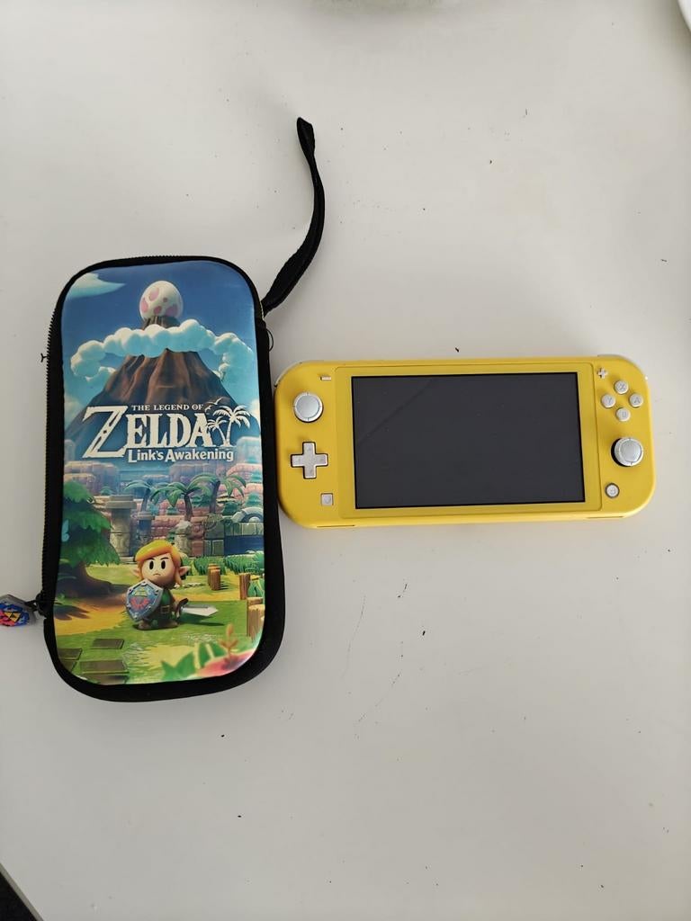 Gele Nintendo Switch Lite met Zelda hoesje, Spelcomputers en Games, Spelcomputers | Nintendo Switch, Ophalen of Verzenden, Zo goed als nieuw