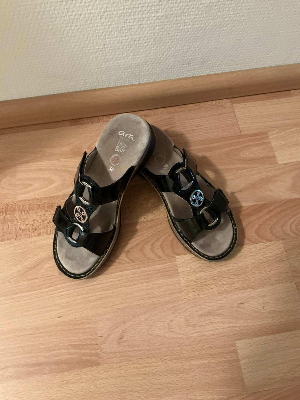Merk:ARA slippers High Soft maat 38 kleur zwart lak, Slippers, Zwart, Ophalen of Verzenden, Gedragen