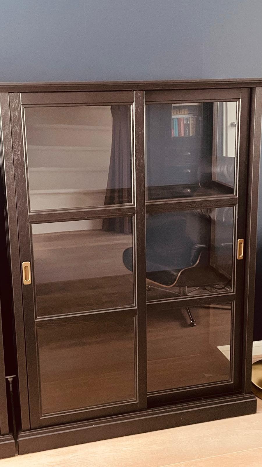 Donkerbruine vitrinekast met glazen schuifdeuren, Ophalen, Met deur(en), 100 tot 150 cm, Glas