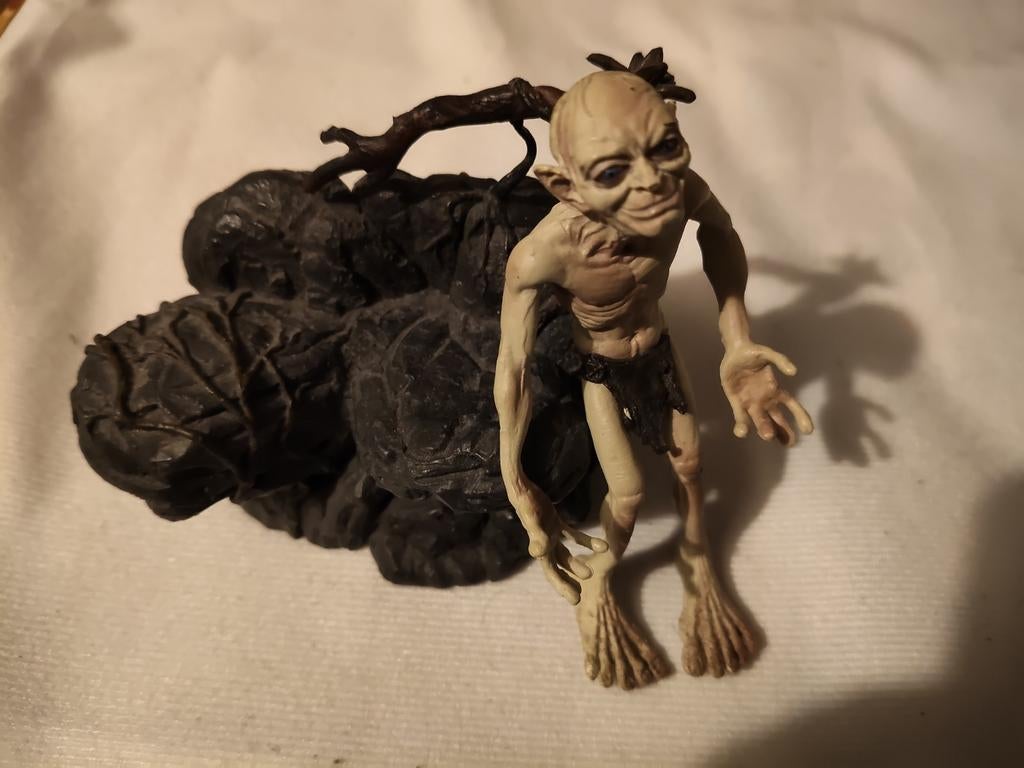 Lord of the Rings Gollum beeldje met rots ZEER GOED!!, Verzamelen, Ophalen of Verzenden, Zo goed als nieuw