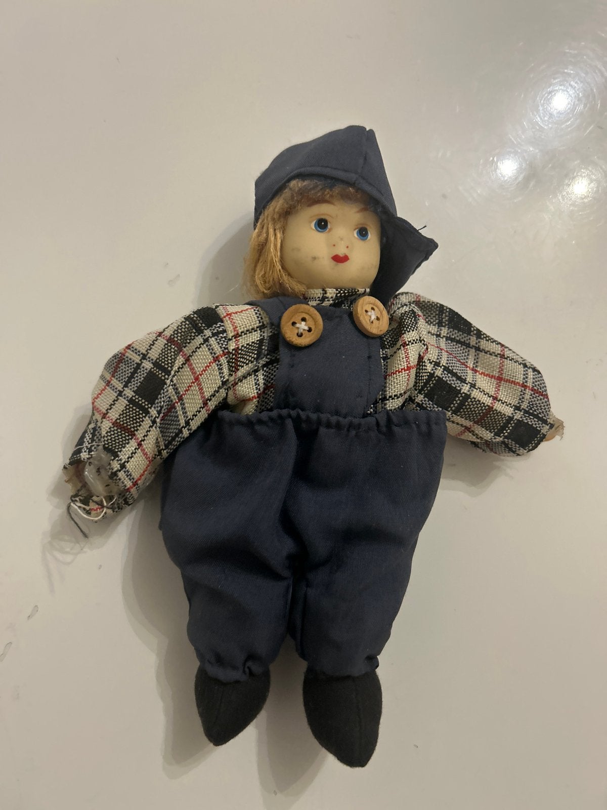Leuke stoffen pop in geruit hemd en tuinbroek - 18 cm, Ophalen of Verzenden, Zo goed als nieuw, Pop