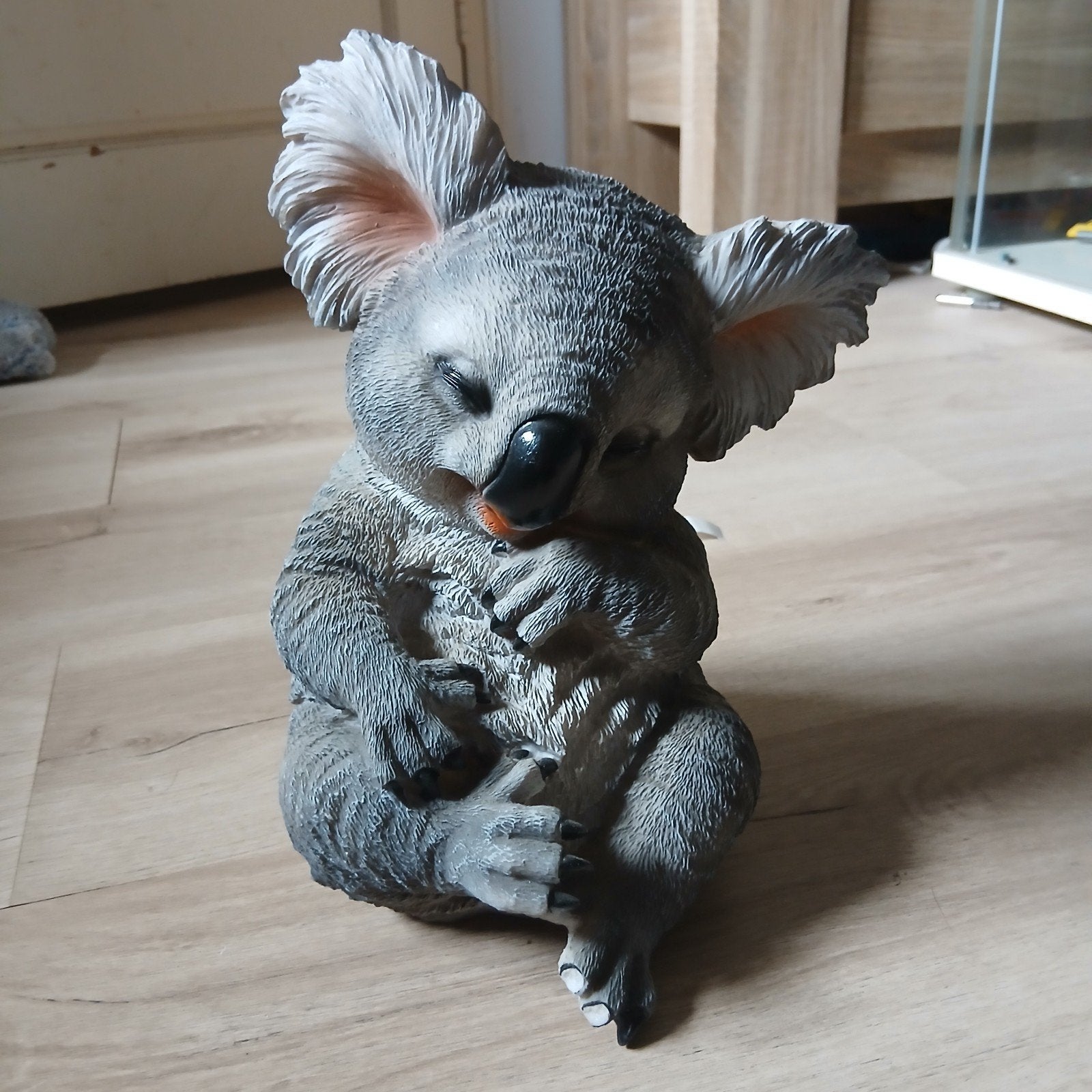 Schattige Koala Beeldje - Perfect voor Huis & Tuin, Huis en Inrichting, Gebruikt, Overige stijlen, Ophalen of Verzenden, Grijs