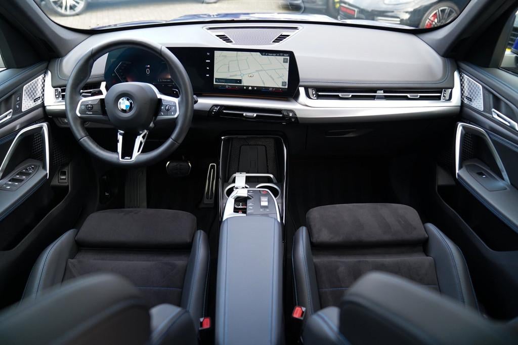BMW X1 18i M-sport High Executive | HuD | Panorama | Harman/, Auto's, BMW, Gebruikt, Zwart, Blauw, Origineel Nederlands
