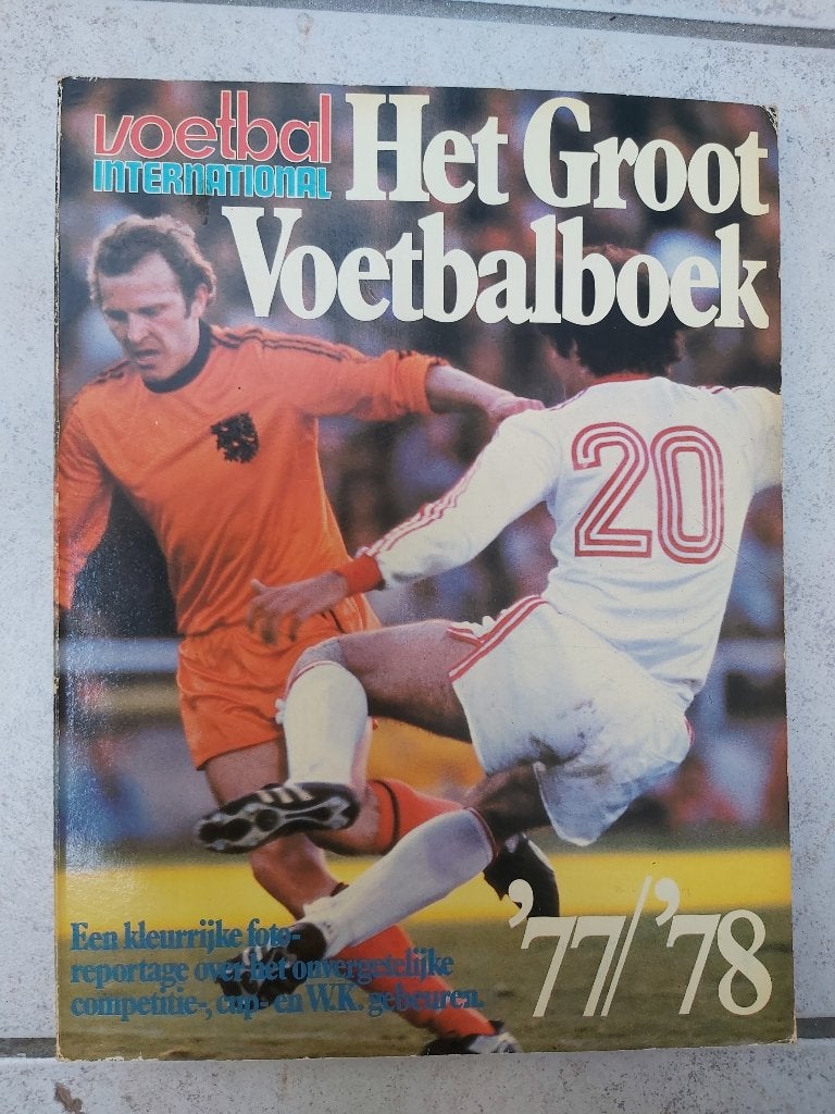 Het groot voetbalboek ‘77/’78, Ophalen of Verzenden, Gelezen, Balsport