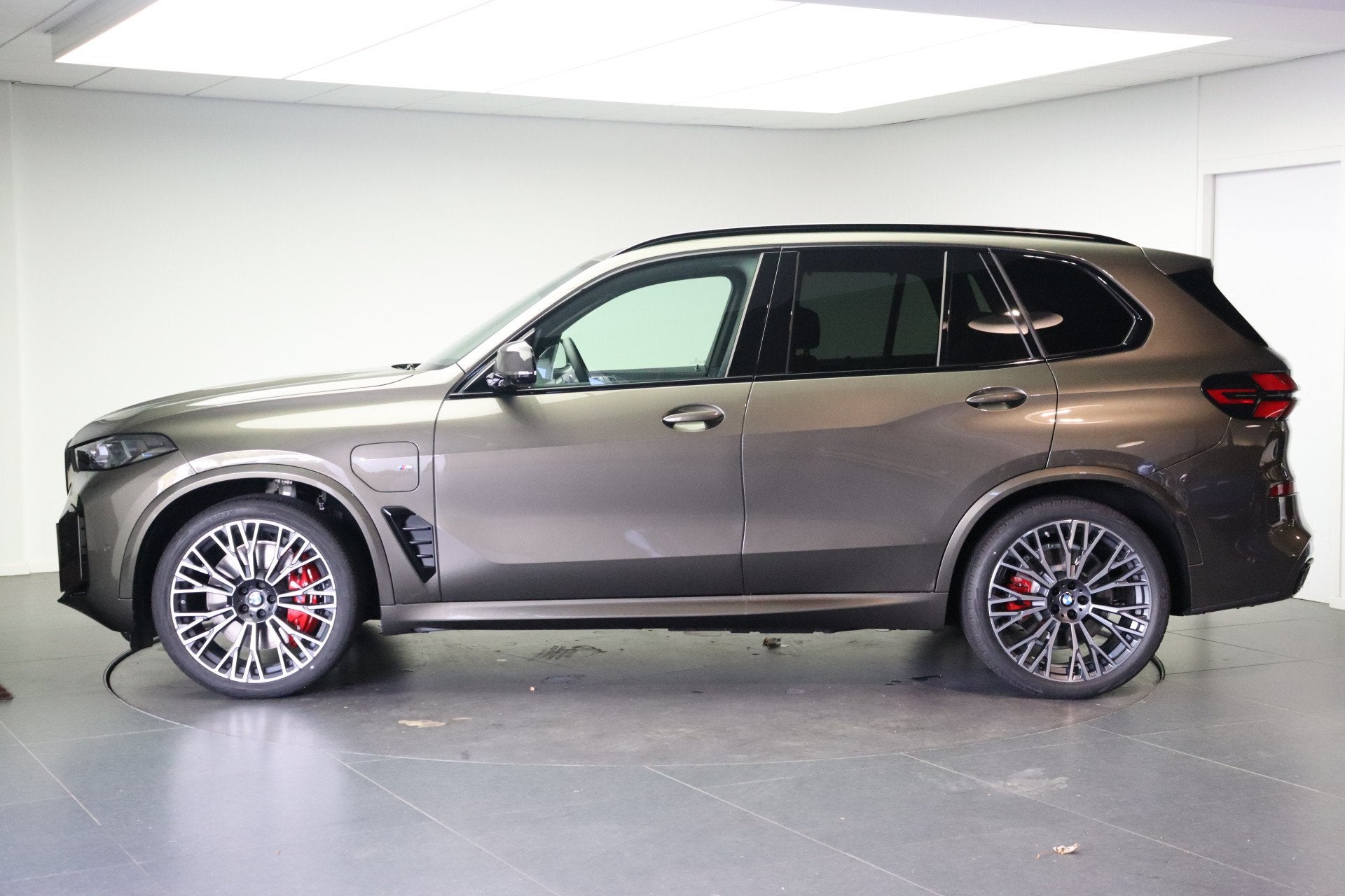 BMW X5 xDrive50e M Sport Automaat / Trekhaak / Panoramadak S, Auto's, Automaat, Dealer onderhouden, Stoelverwarming, 2395 kg