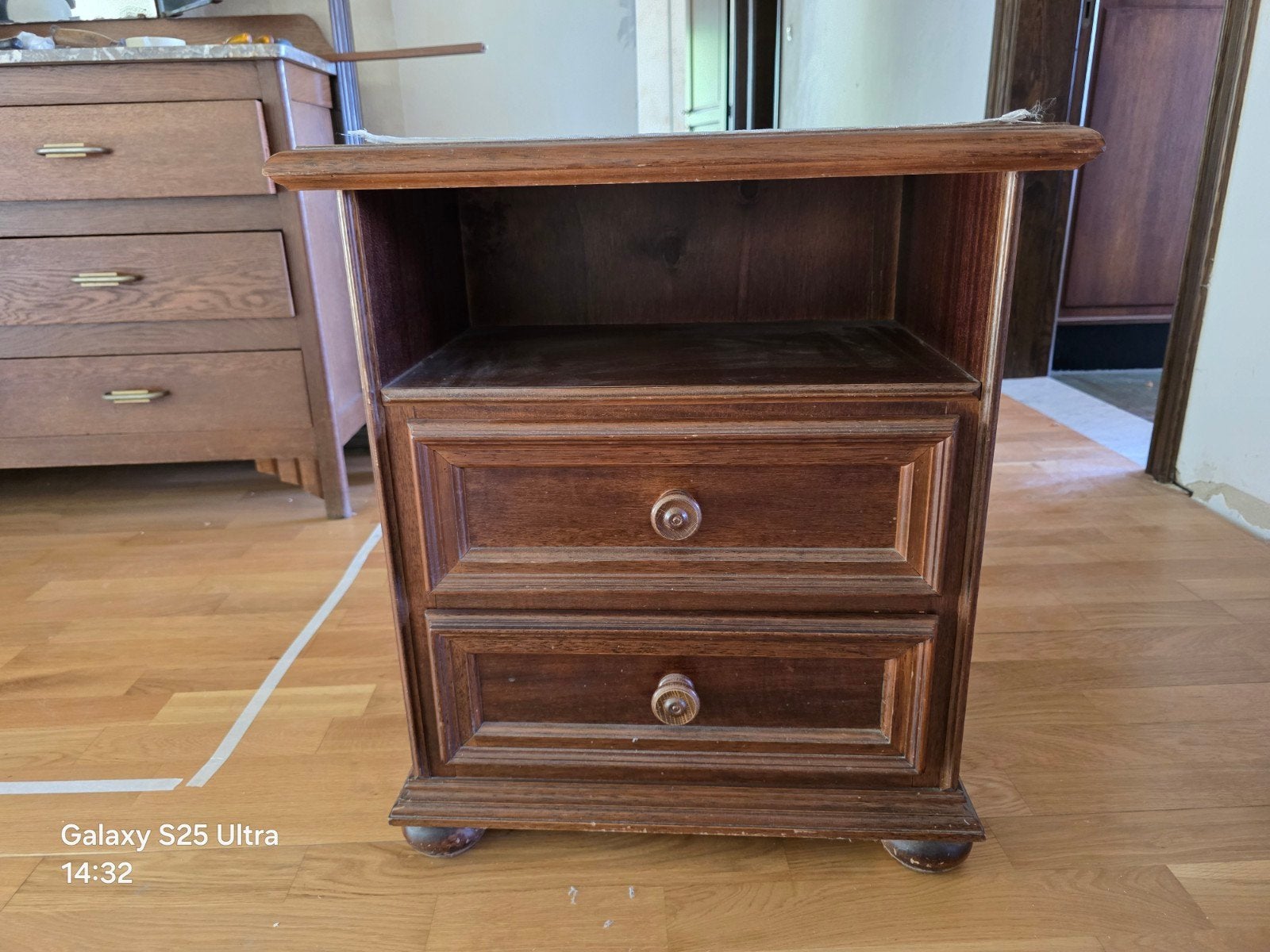 Vintage houten nachtkastje met twee lades, Huis en Inrichting, Slaapkamer | Nachtkastjes, Ophalen