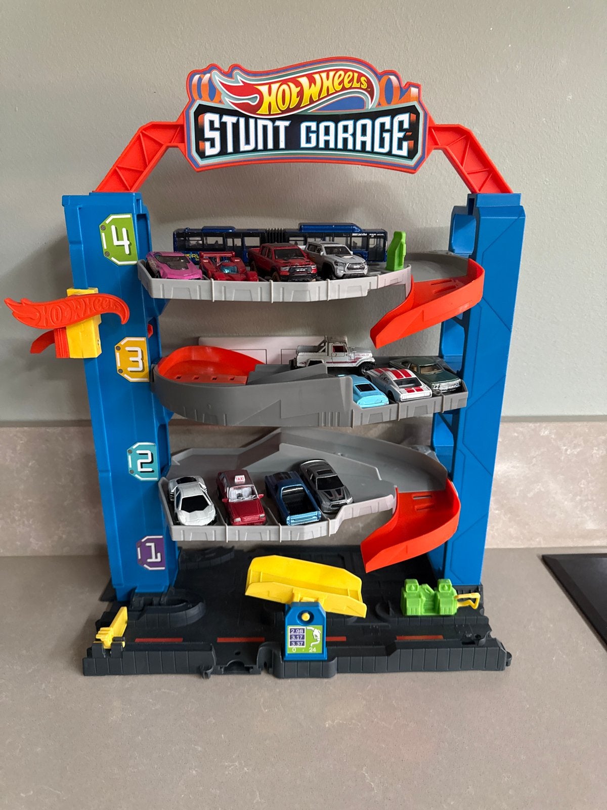 Hot Wheels Stunt Garage met 12 auto's (4 Hot Wheels), Ophalen of Verzenden, Gebruikt