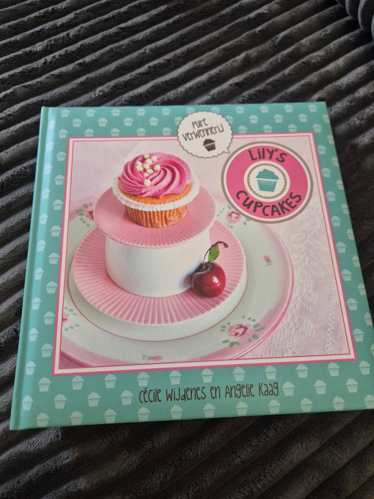 Lily's Cupcakes: Een heerlijk cadeau voor jezelf!, Cécile Wijdenes en Angelie Kaag, Ophalen of Verzenden, Zo goed als nieuw, Taart, Gebak en Desserts