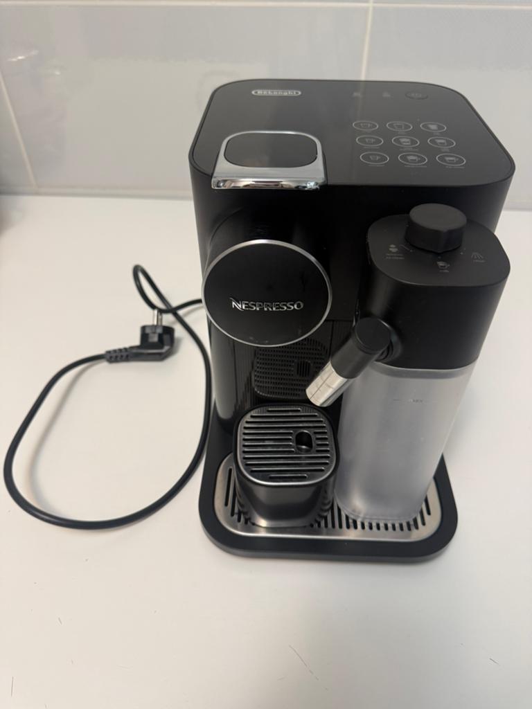 De Longhi Nespresso Gran Lattissima, Witgoed en Apparatuur, Koffiezetapparaten, Ophalen of Verzenden, Zo goed als nieuw, Koffiemachine