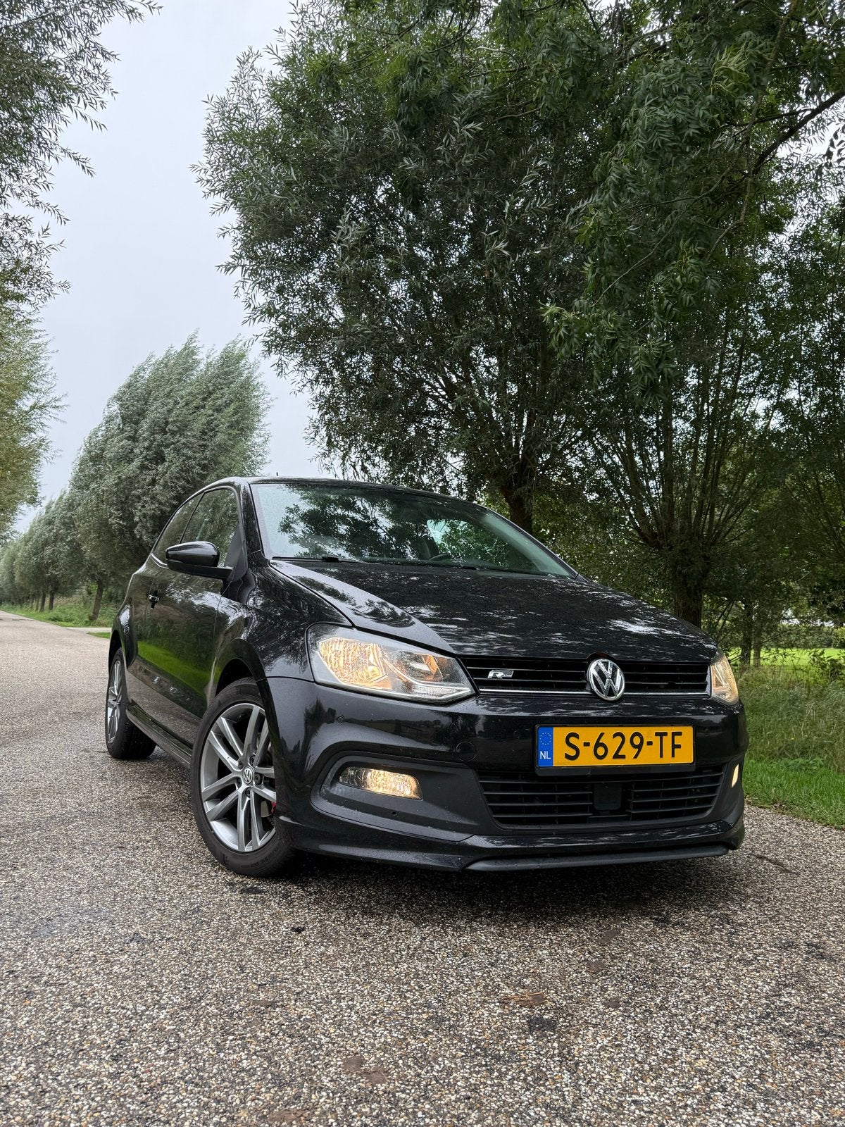 Volkswagen Polo R-line 1.2 TSI 66KW 2016 Zwart, Auto's, Stof, 40 €/maand, Zwart, 4 cilinders