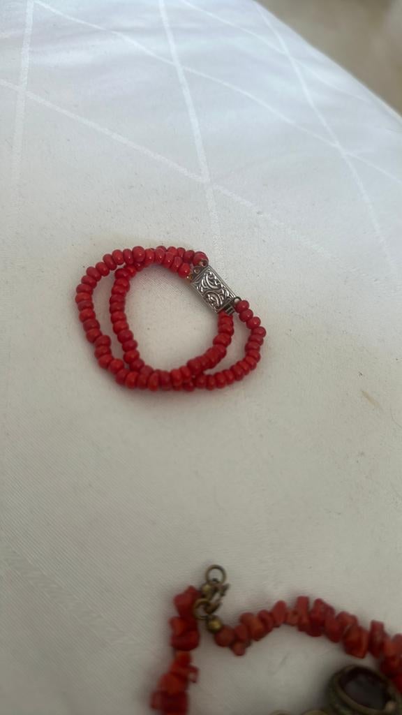 Kettinkje van een kleding dracht pop  koraal, Ophalen of Verzenden, Zo goed als nieuw, Rood, Overige materialen