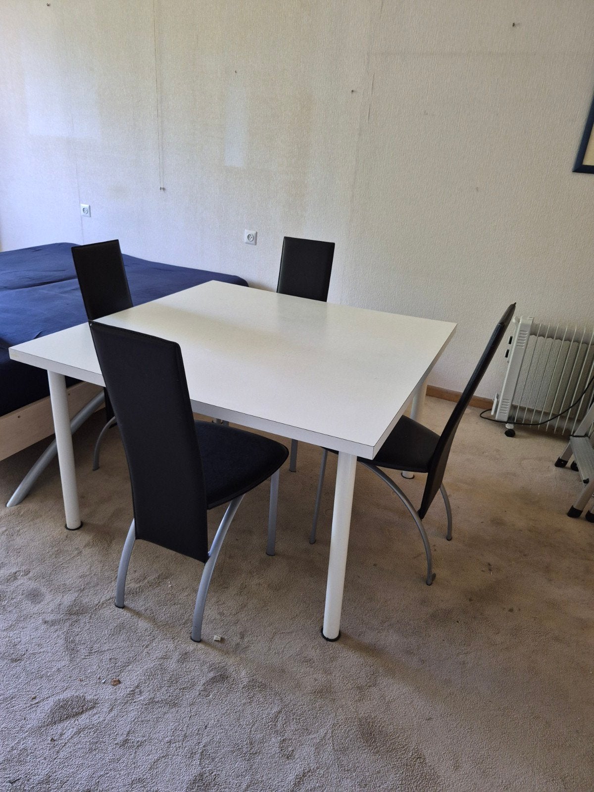 Witte eettafel 120x120 met 4 stoelen, Ophalen, Vierkant, Zo goed als nieuw, Modern