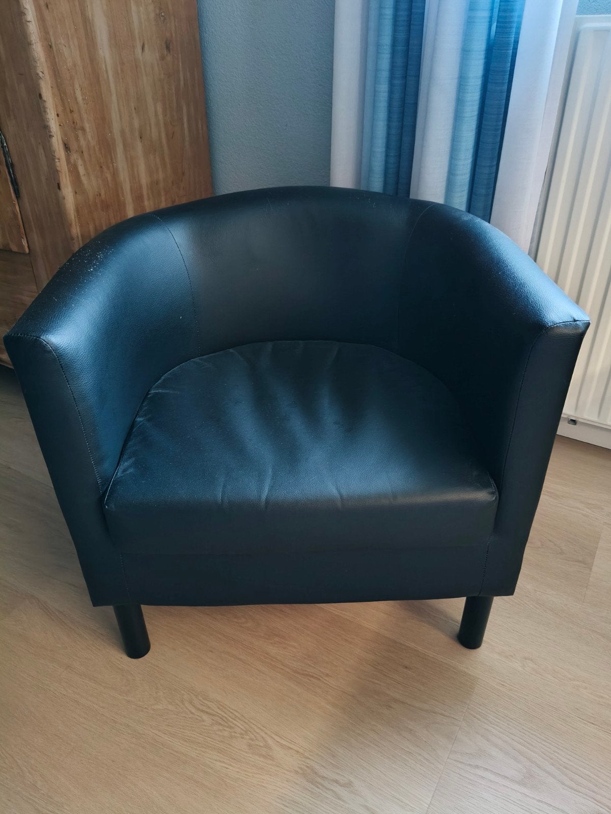 Zwarte fauteuil - comfortabele kuipstoel, Huis en Inrichting, Stoelen, Ophalen, Gebruikt, Zwart, Leer