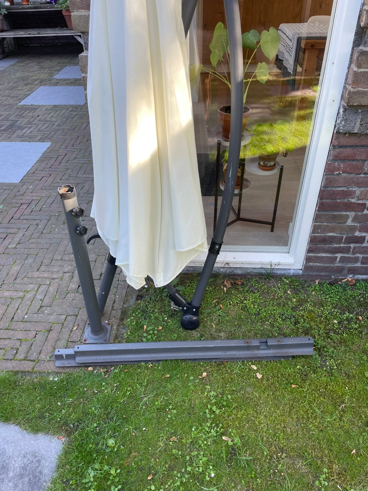 Nieuwe parasol met voet, Ophalen, Zo goed als nieuw