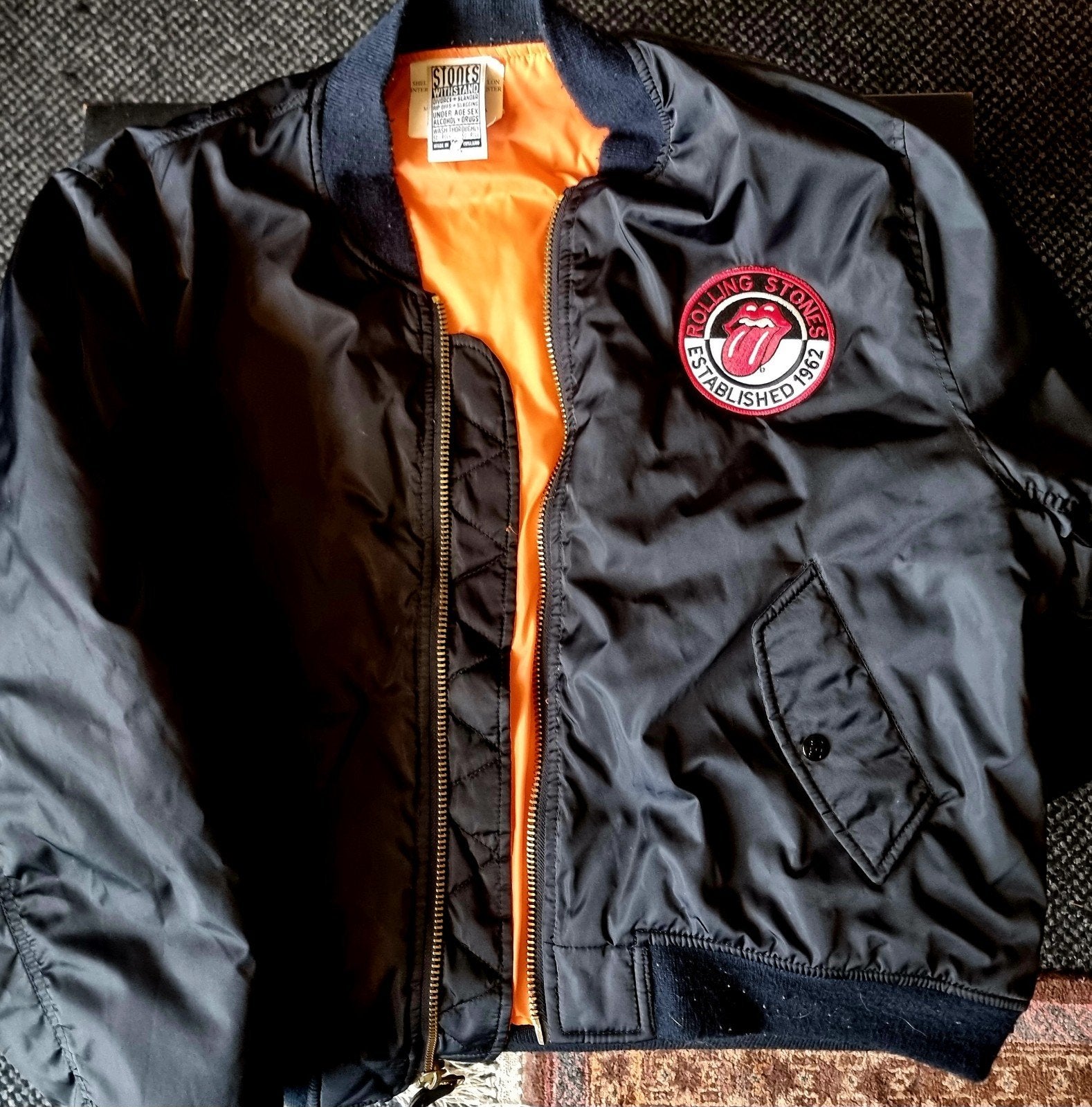 The Rolling Stones bomberjack - Zwart met oranje voering, Ophalen of Verzenden, Zo goed als nieuw, Zwart