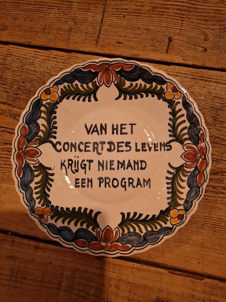 Makkumer Aardewerk Wandbordje - "Van het Concert des Levens", Antiek en Kunst, Antiek | Wandborden en Tegels, Ophalen of Verzenden
