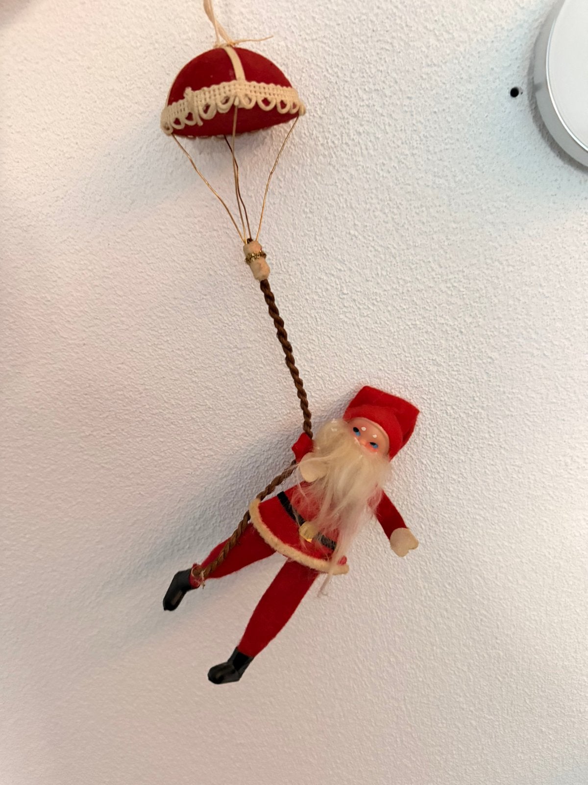 Kerstman aan parachute. Antiek oud kerstbal, Ophalen of Verzenden, Gebruikt, Wanddecoratie